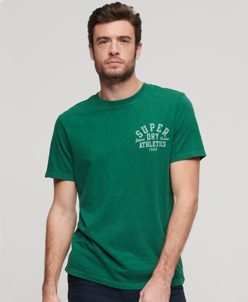 camiseta esportiva universitária com estampa em tecido texturizado verde-escuro.