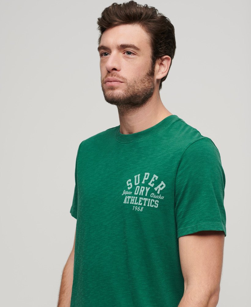 camiseta esportiva universitária com estampa em tecido texturizado verde-escuro.