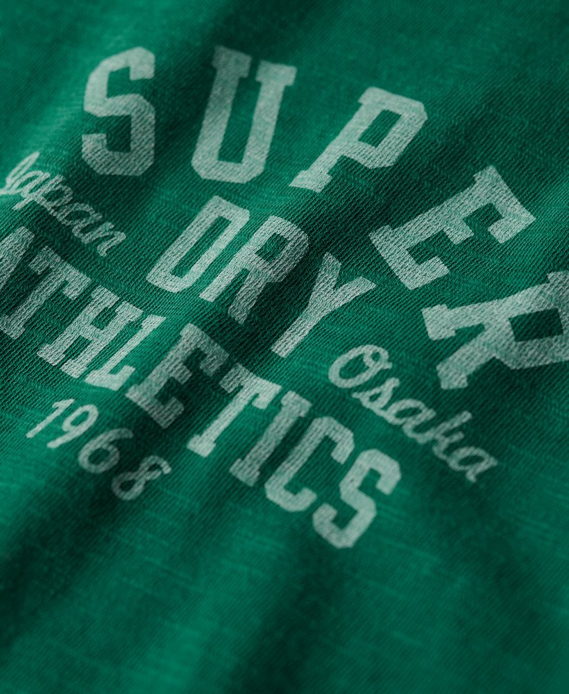camiseta esportiva universitária com estampa em tecido texturizado verde-escuro.