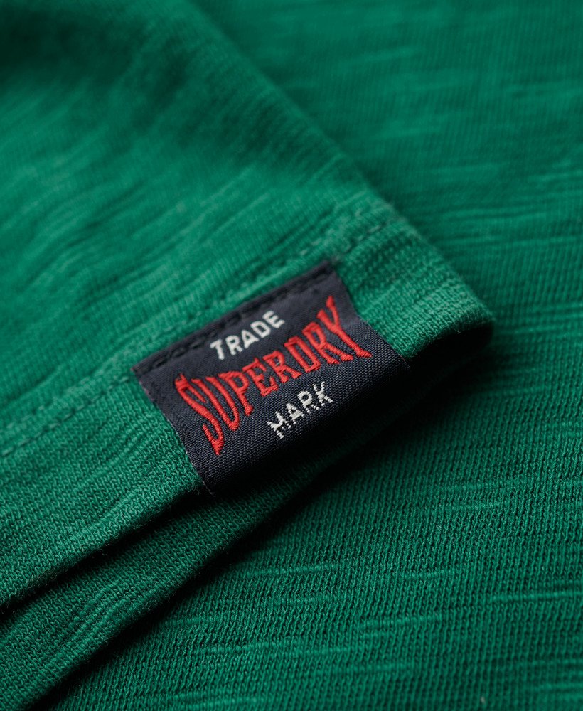 camiseta esportiva universitária com estampa em tecido texturizado verde-escuro.