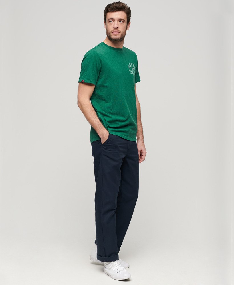 camiseta esportiva universitária com estampa em tecido texturizado verde-escuro.