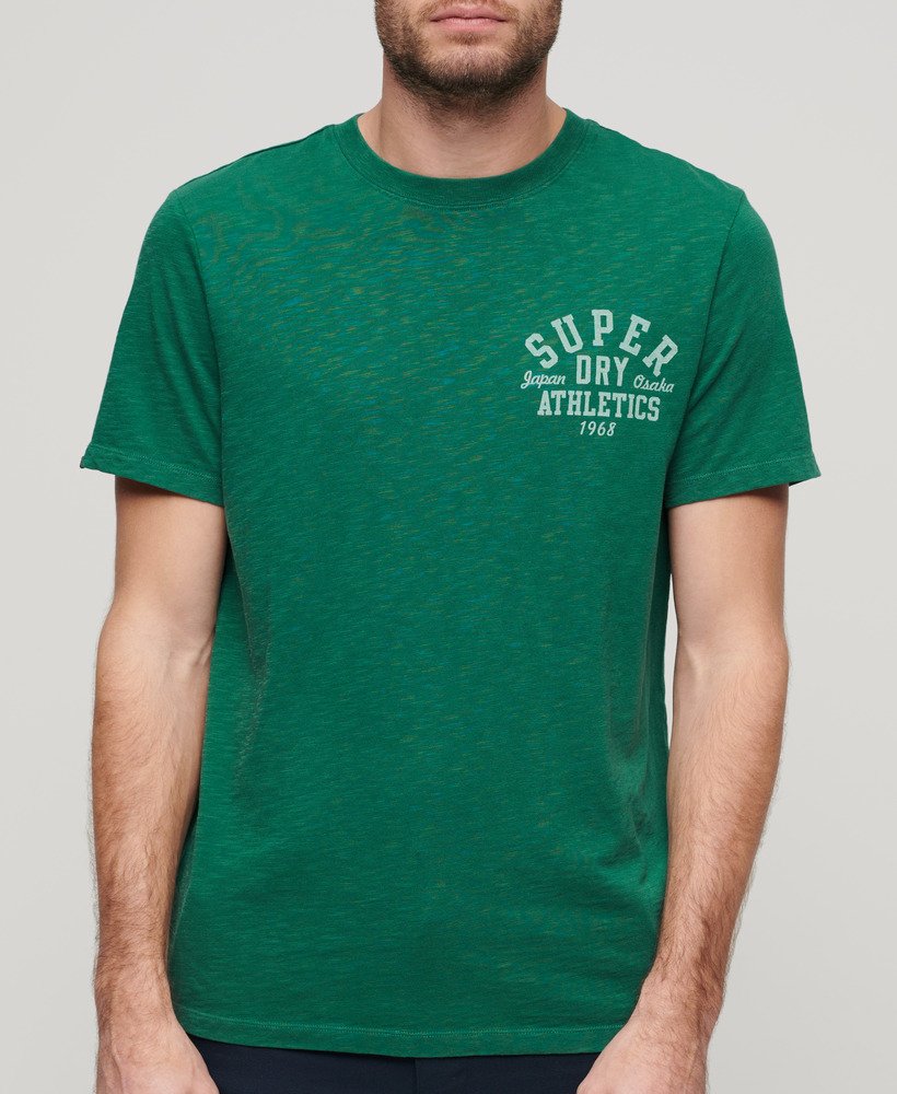 camiseta esportiva universitária com estampa em tecido texturizado verde-escuro.