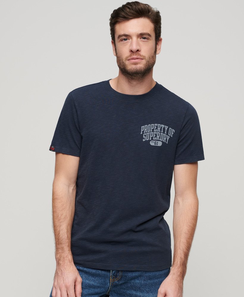 camiseta esportiva universitária com estampa na cor azul marinho eclipse slub.