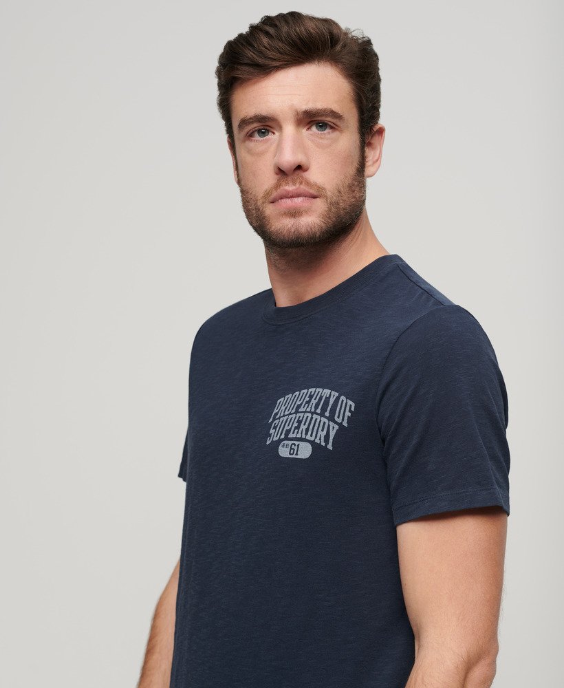 camiseta esportiva universitária com estampa na cor azul marinho eclipse slub.
