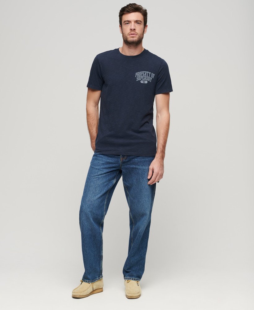 camiseta esportiva universitária com estampa na cor azul marinho eclipse slub.