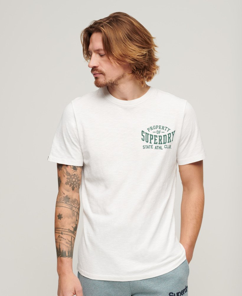 camiseta esportiva universitária com estampa gráfica em tecido optic slub