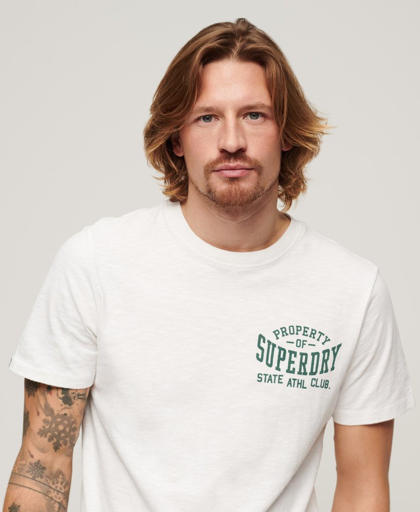 camiseta esportiva universitária com estampa gráfica em tecido optic slub