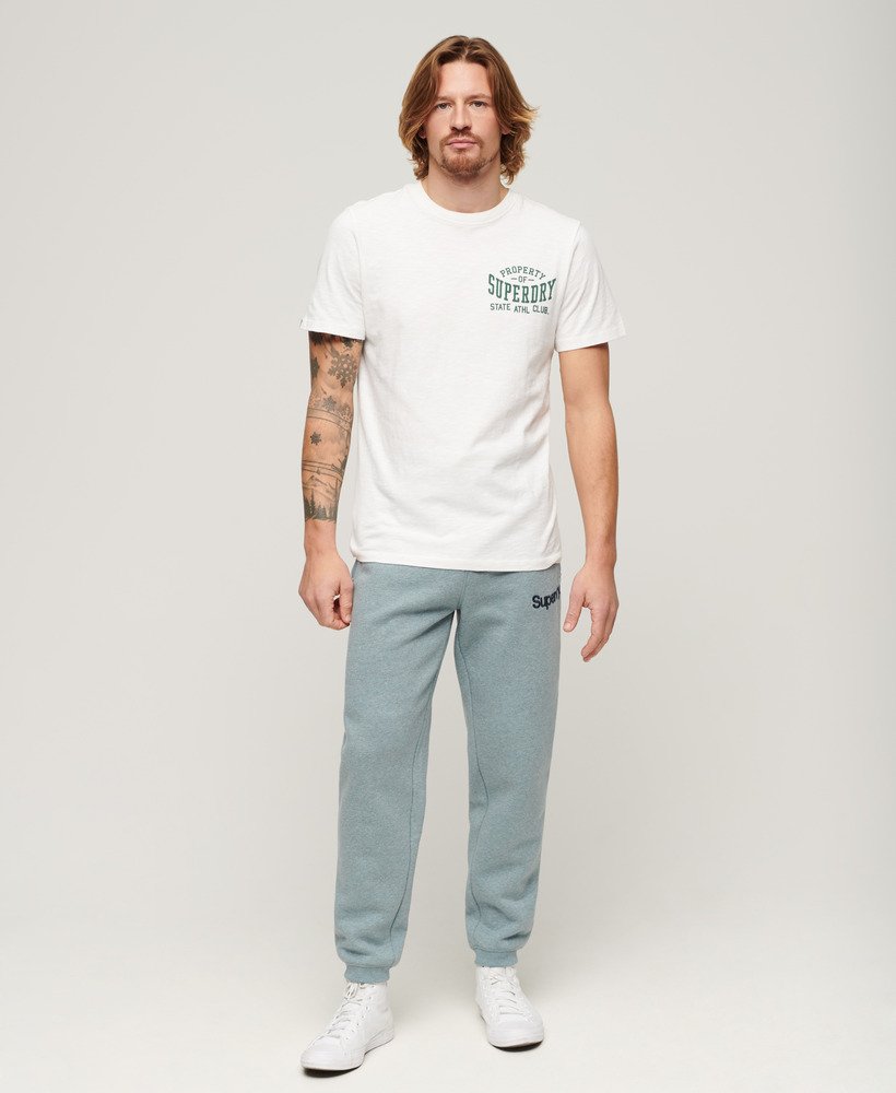 camiseta esportiva universitária com estampa gráfica em tecido optic slub