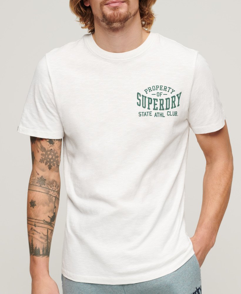 camiseta esportiva universitária com estampa gráfica em tecido optic slub