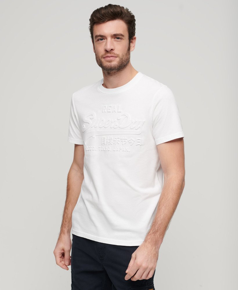 camiseta com logo vintage em relevo na cor óptica.