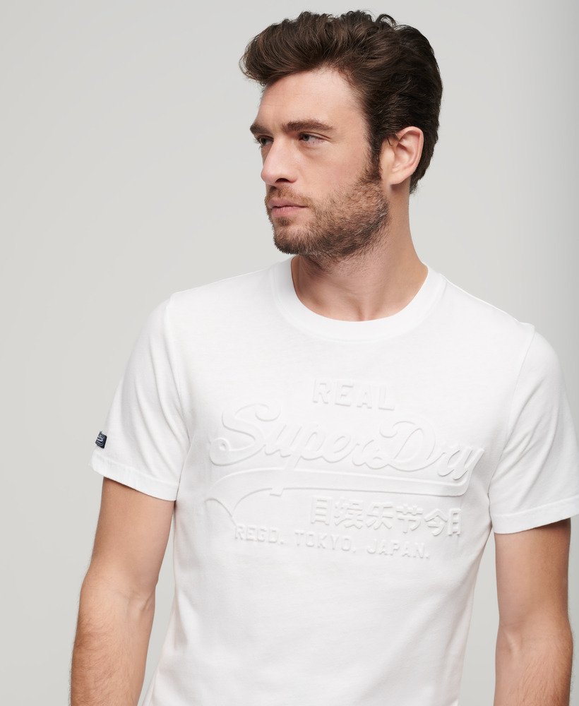 camiseta com logo vintage em relevo na cor óptica.