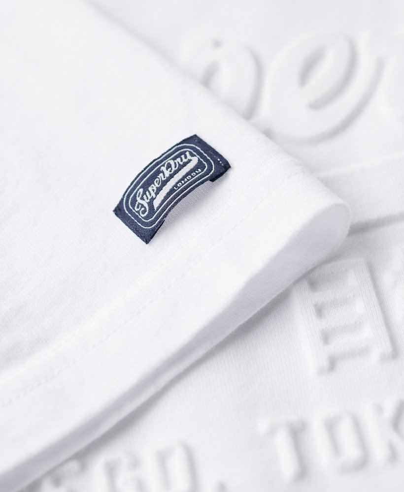 camiseta com logo vintage em relevo na cor óptica.