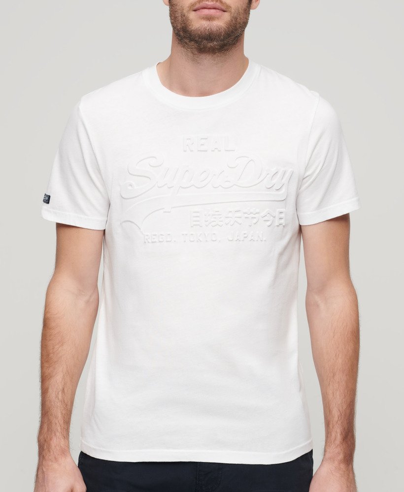 camiseta com logo vintage em relevo na cor óptica.