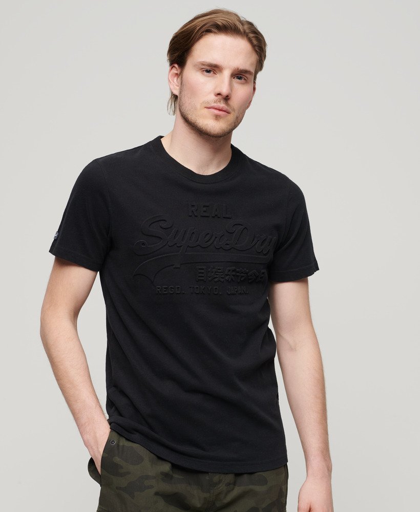 camiseta preta com logo vintage em relevo