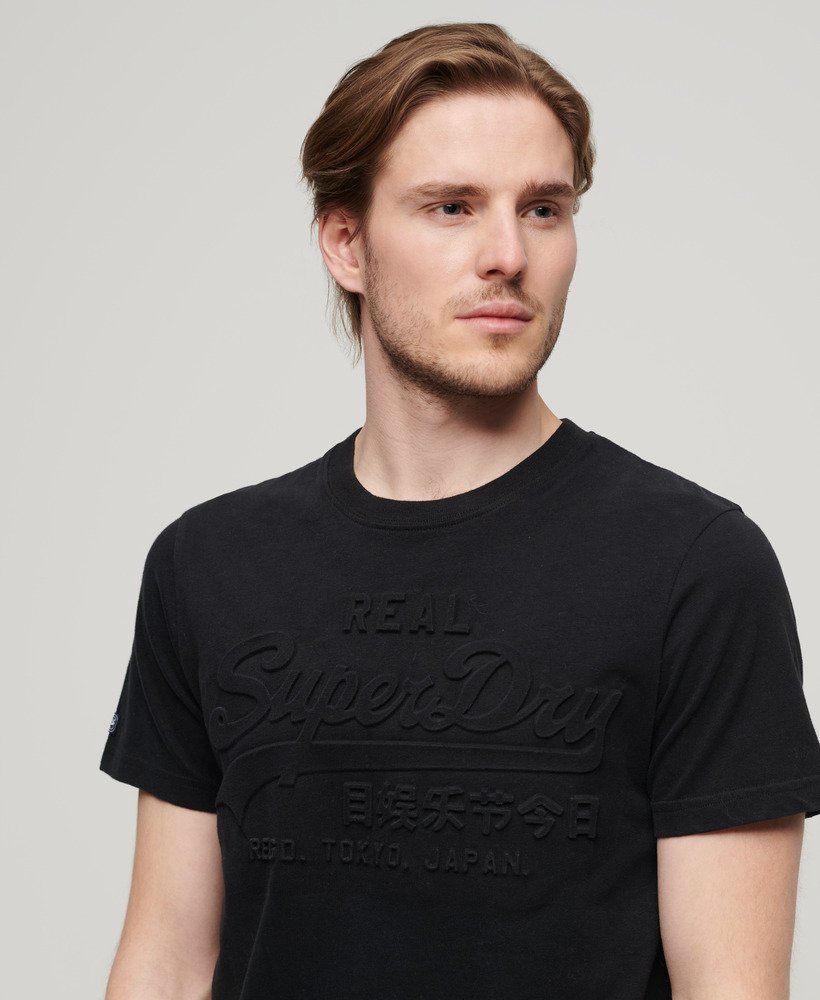 camiseta preta com logo vintage em relevo