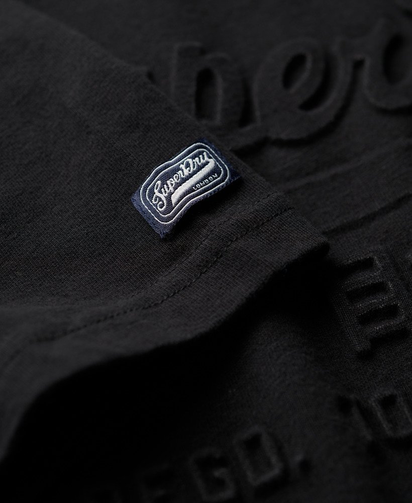 camiseta preta com logo vintage em relevo