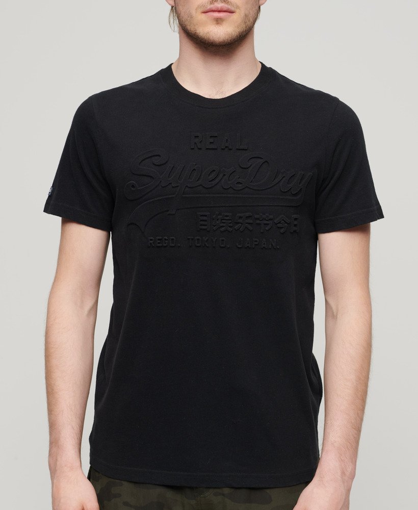 camiseta preta com logo vintage em relevo