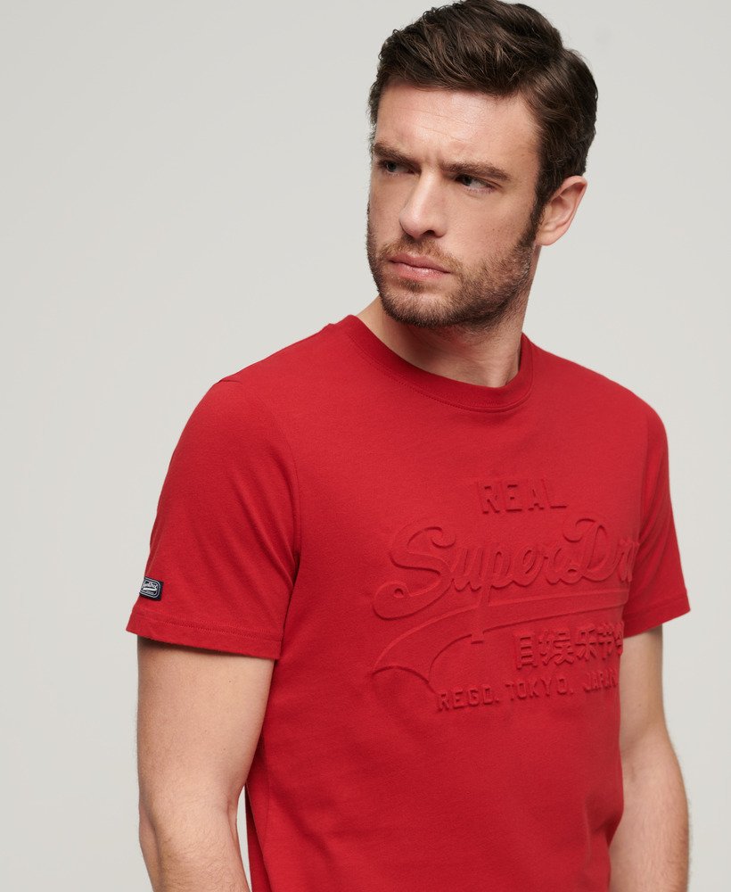 camiseta com logo vintage em relevo na cor vermelho expedition.