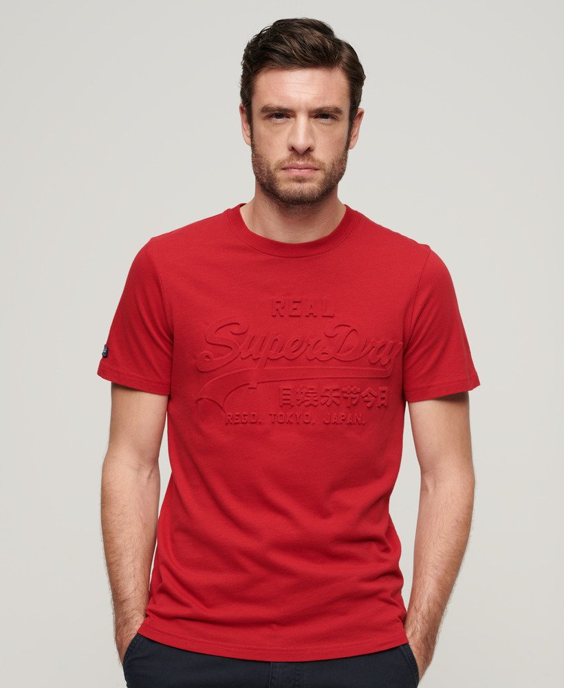 camiseta com logo vintage em relevo na cor vermelho expedition.