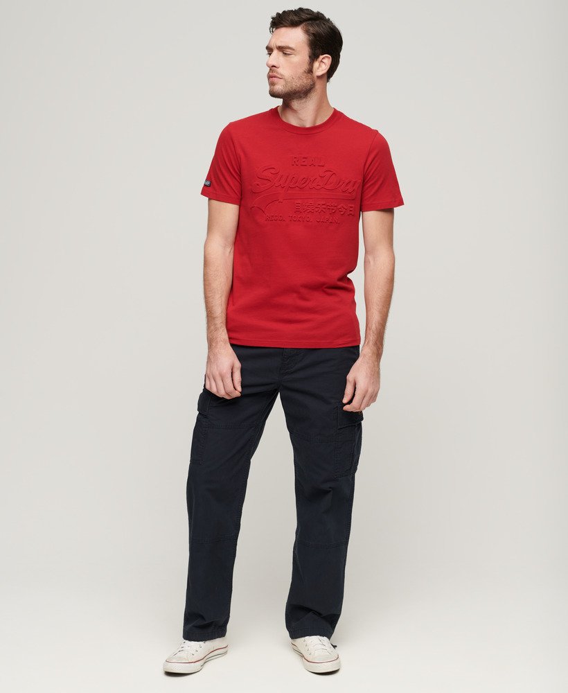 camiseta com logo vintage em relevo na cor vermelho expedition.