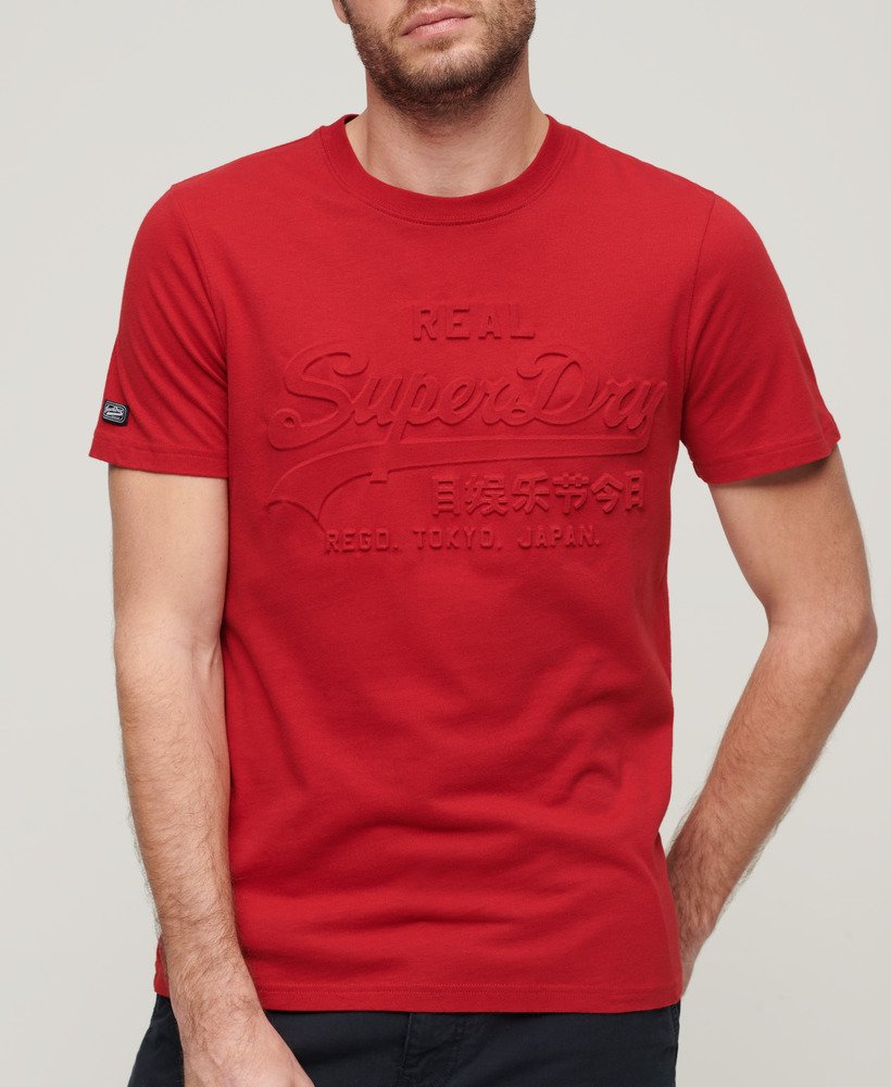 camiseta com logo vintage em relevo na cor vermelho expedition.