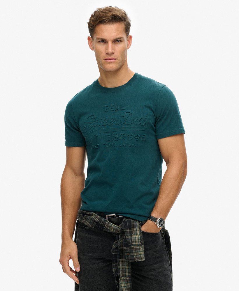 camiseta com logo vintage em relevo na cor verde pinho escuro.