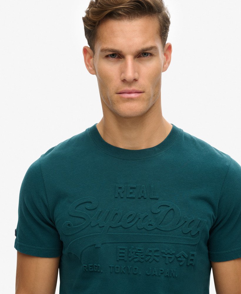 camiseta com logo vintage em relevo na cor verde pinho escuro.
