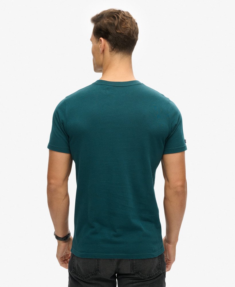 camiseta com logo vintage em relevo na cor verde pinho escuro.