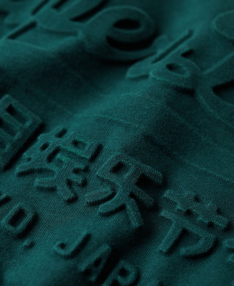 camiseta com logo vintage em relevo na cor verde pinho escuro.