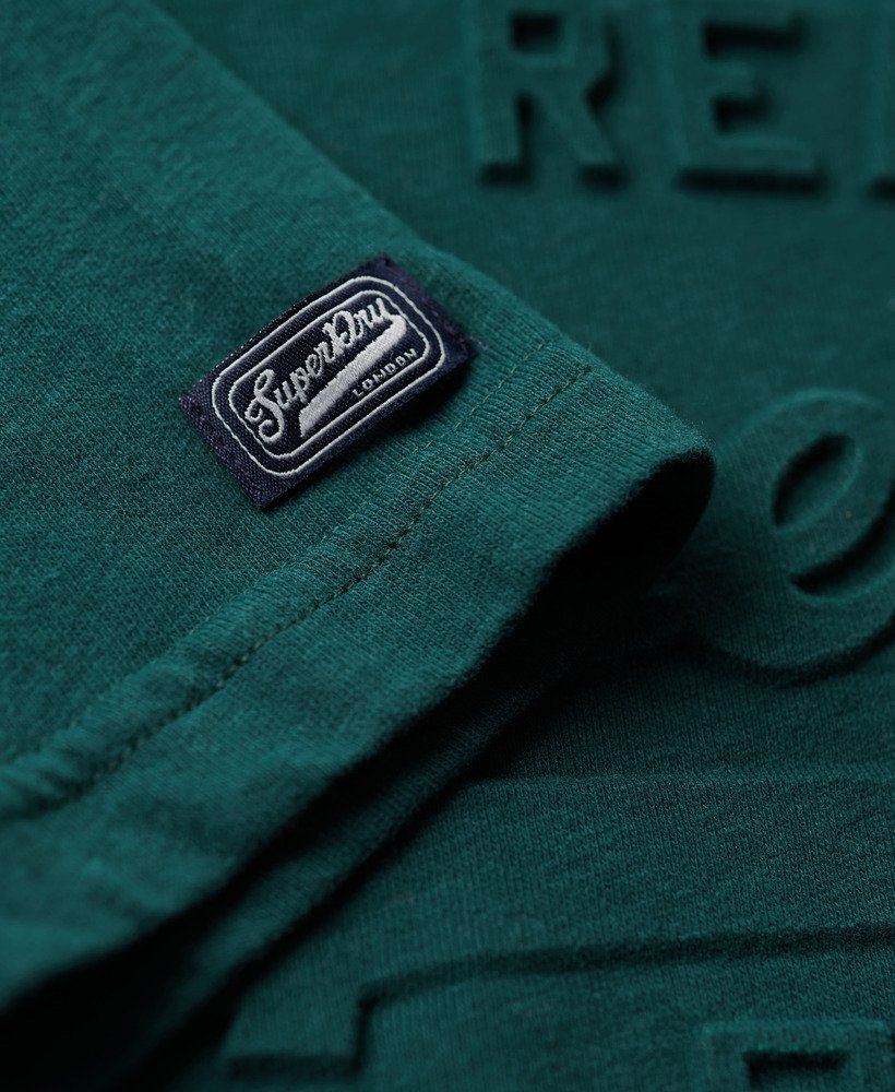 camiseta com logo vintage em relevo na cor verde pinho escuro.