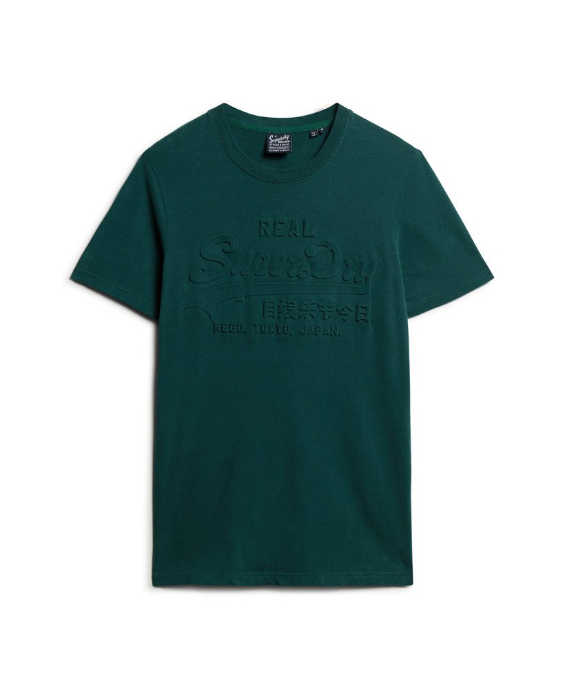camiseta com logo vintage em relevo na cor verde pinho escuro.