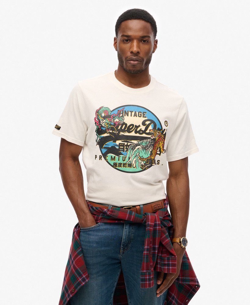 camiseta com estampa vintage japonesa e logo na cor cru