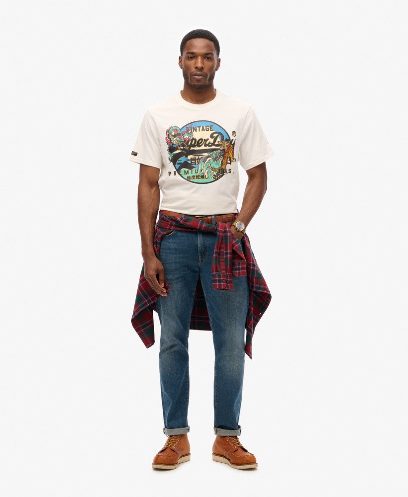 camiseta com estampa vintage japonesa e logo na cor cru