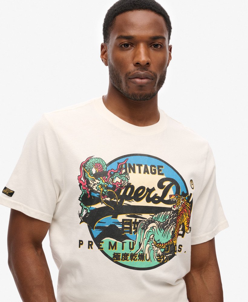 camiseta com estampa vintage japonesa e logo na cor cru