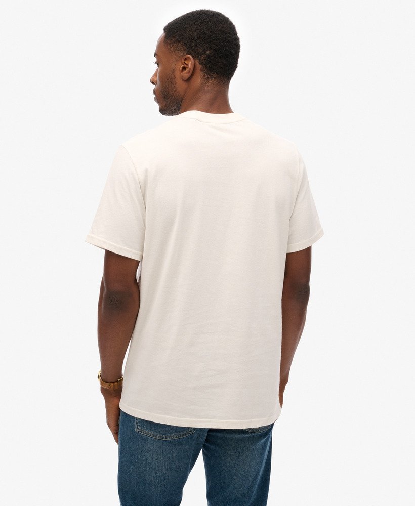 camiseta com estampa vintage japonesa e logo na cor cru
