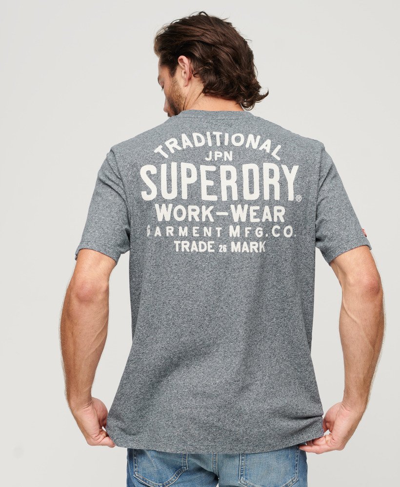 camiseta workwear com estampa no peito em tom azul marinho fosco.