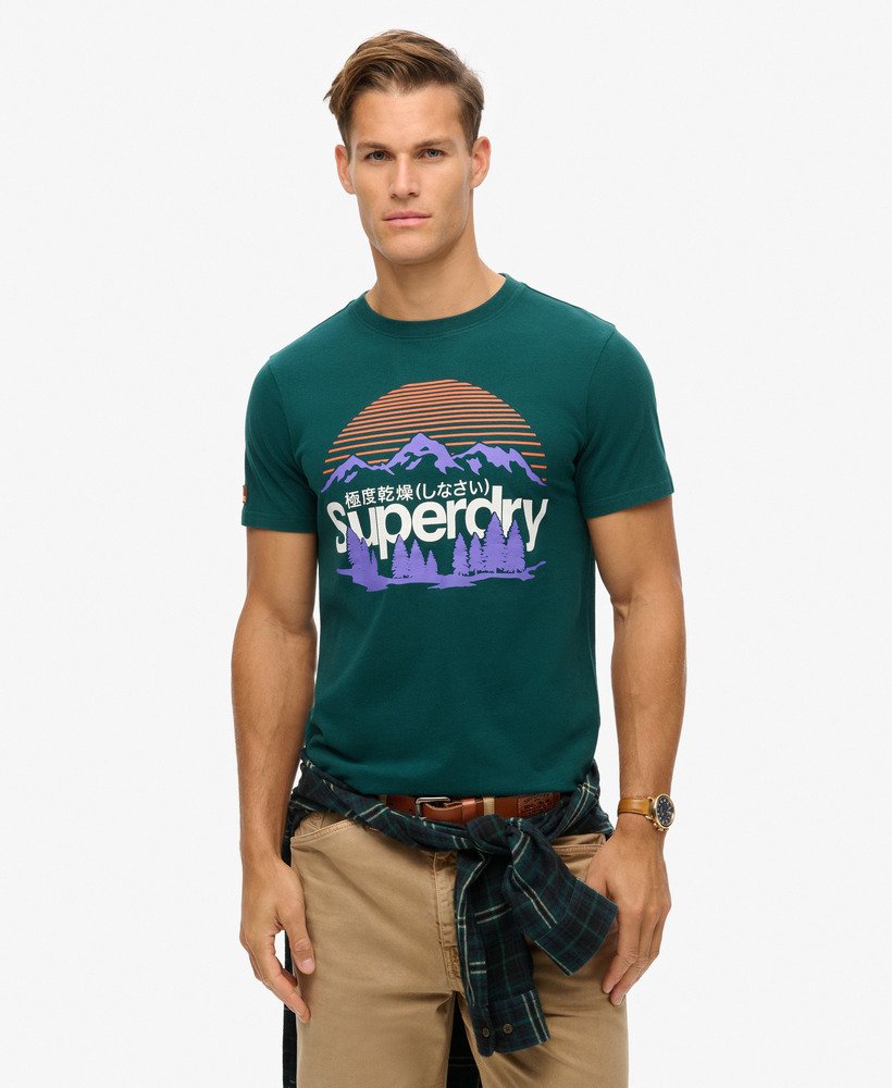 camiseta com estampa great outdoors na cor verde pinho escuro.