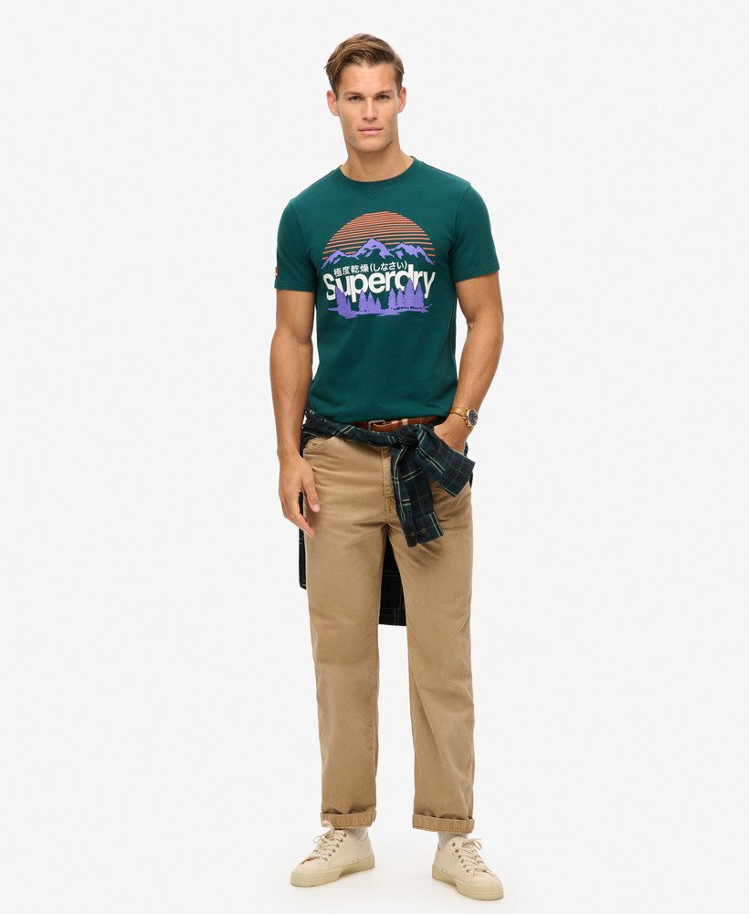 camiseta com estampa great outdoors na cor verde pinho escuro.