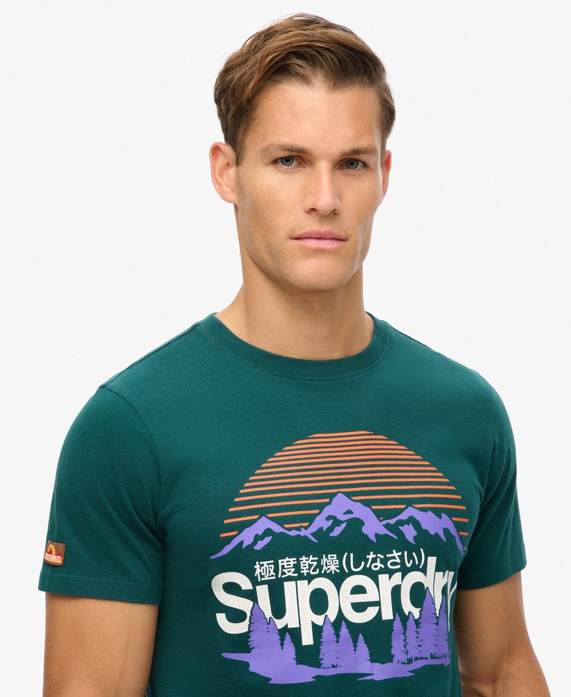 camiseta com estampa great outdoors na cor verde pinho escuro.