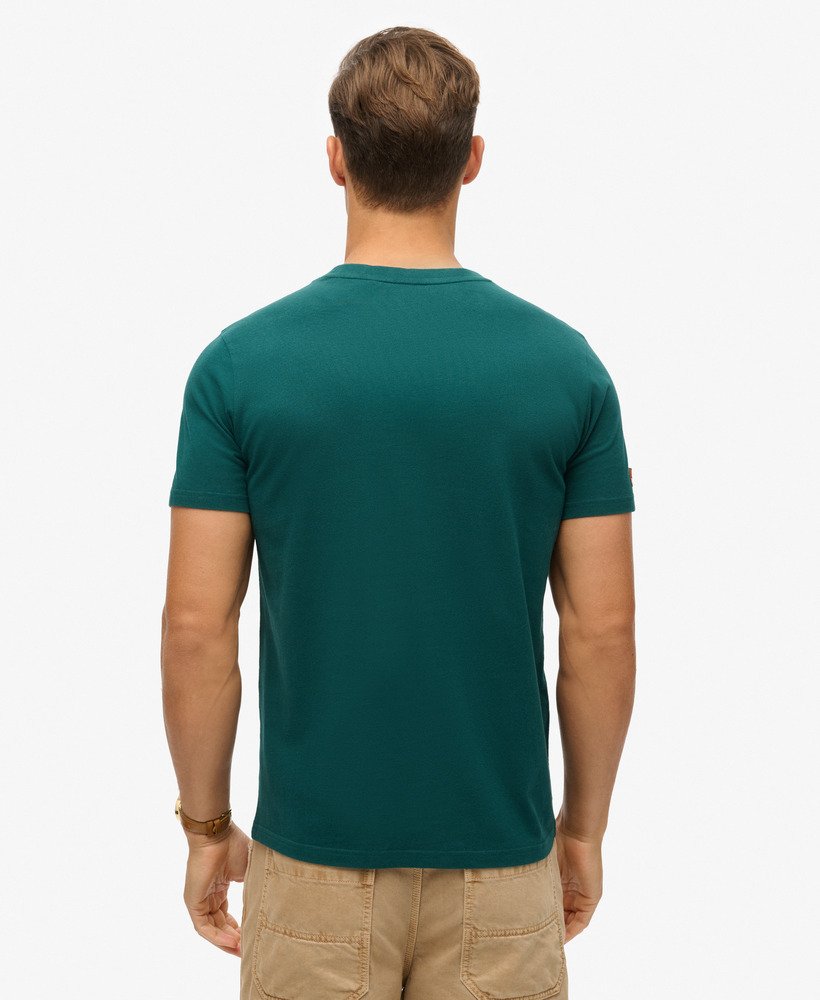 camiseta com estampa great outdoors na cor verde pinho escuro.