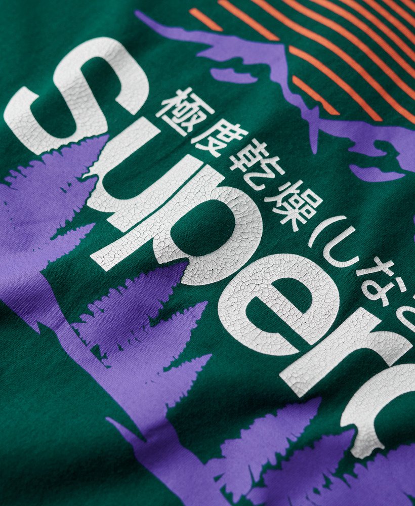 camiseta com estampa great outdoors na cor verde pinho escuro.