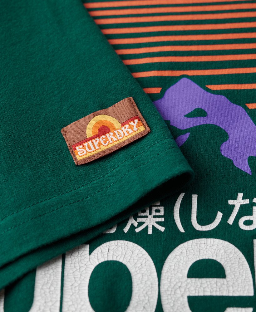 camiseta com estampa great outdoors na cor verde pinho escuro.
