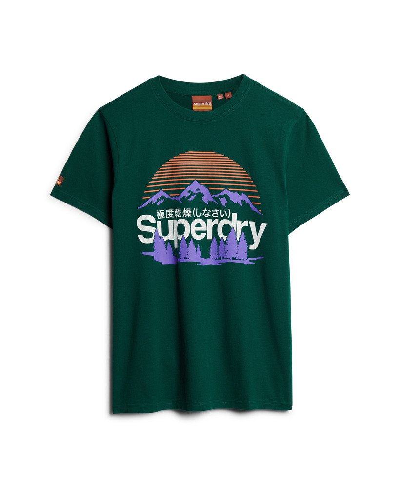 camiseta com estampa great outdoors na cor verde pinho escuro.