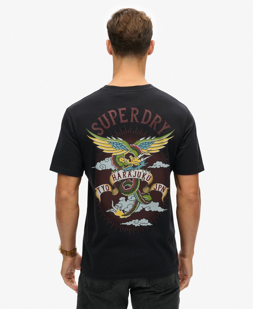 camiseta preta com estampa de tatuagem e modelagem folgada.