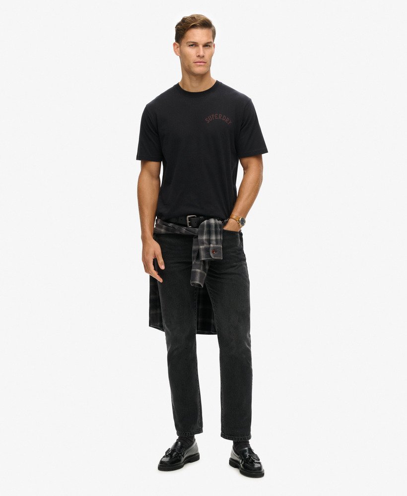 camiseta preta com estampa de tatuagem e modelagem folgada.