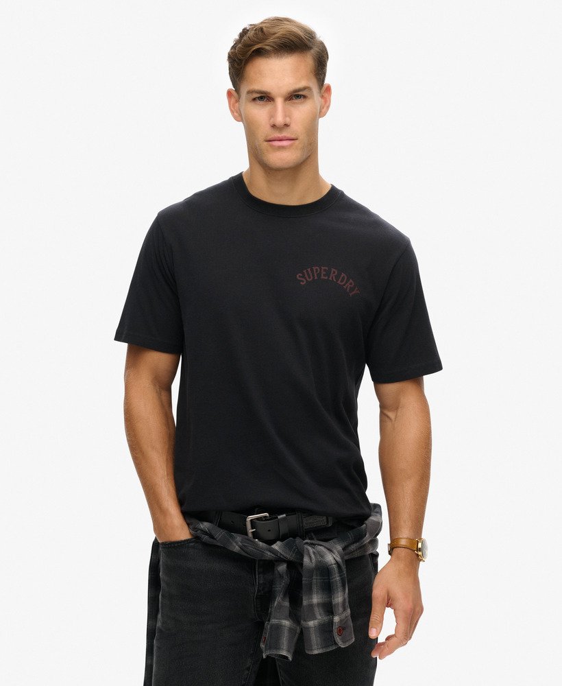 camiseta preta com estampa de tatuagem e modelagem folgada.