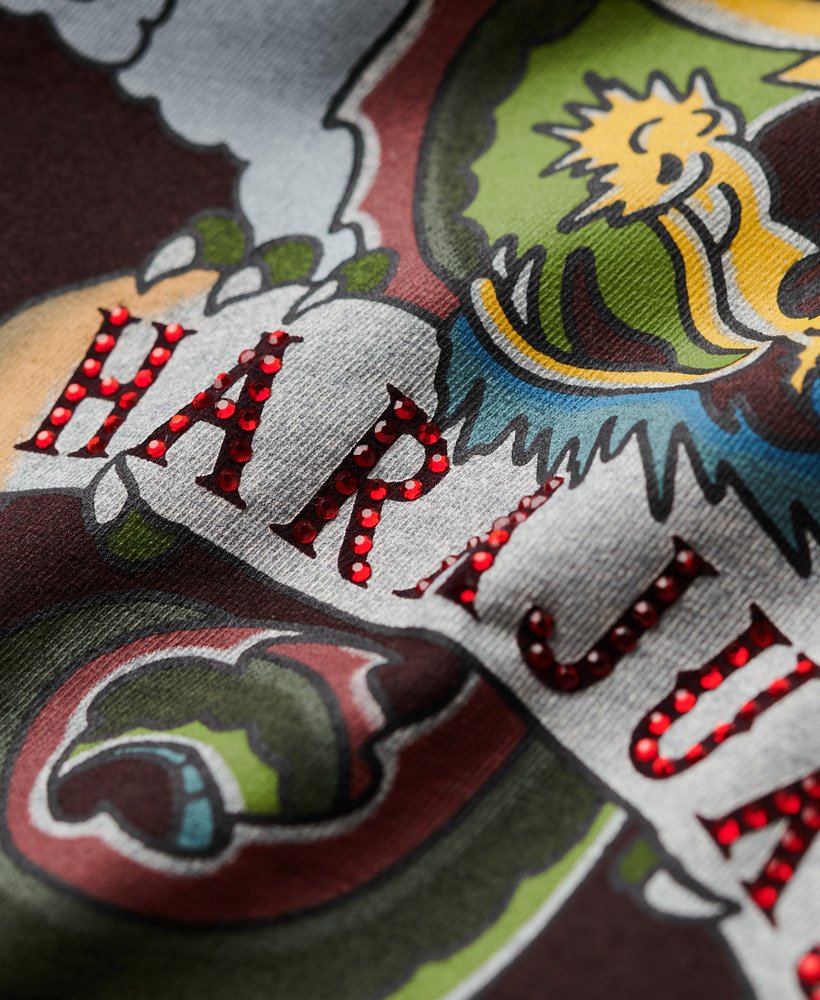 camiseta preta com estampa de tatuagem e modelagem folgada.