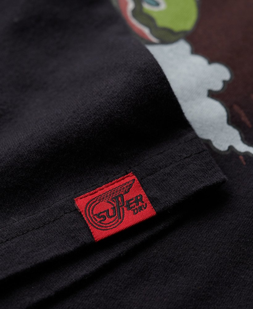 camiseta preta com estampa de tatuagem e modelagem folgada.