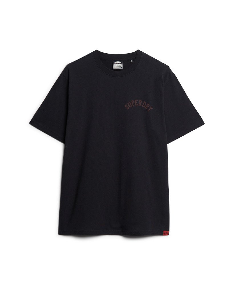 camiseta preta com estampa de tatuagem e modelagem folgada.