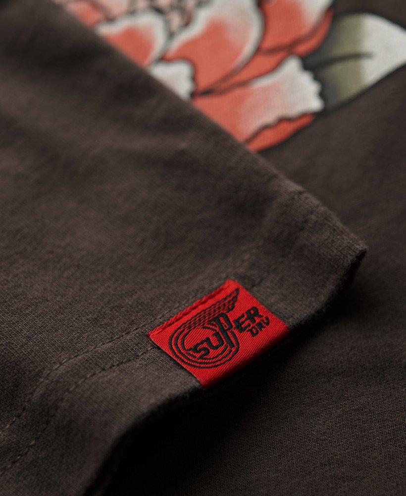 camiseta folgada com estampa de tatuagem na cor preto vintage